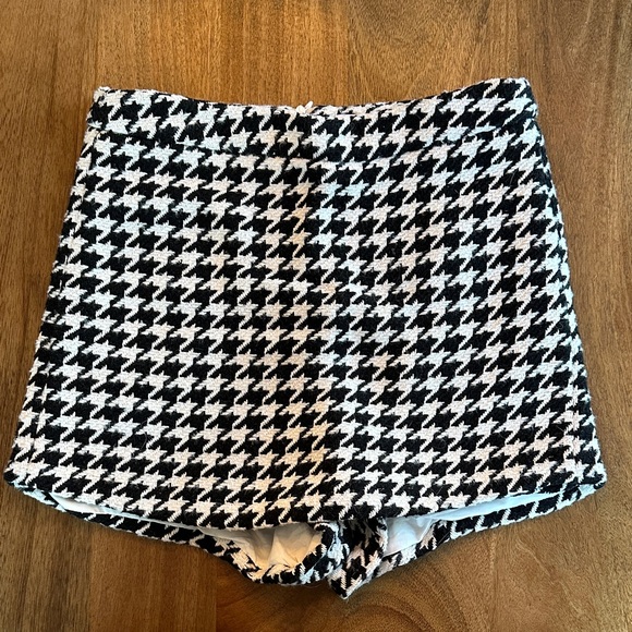 Pink Lily Pants - Pink Lily Black & White Houndstooth Women's skort